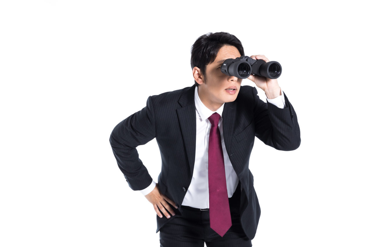 アンテナの不具合を探している男性の写真