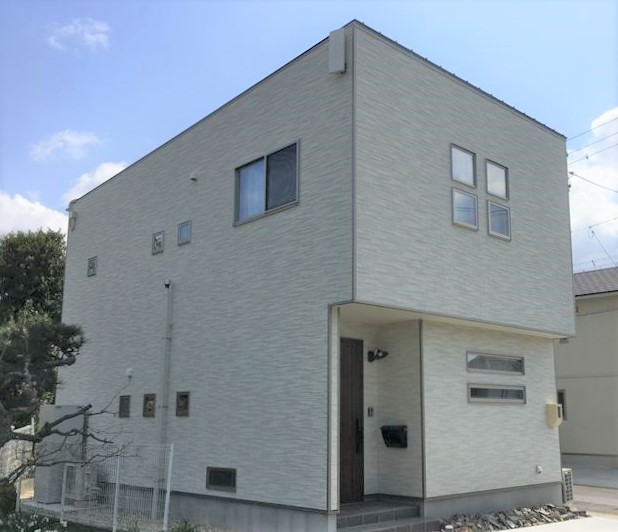 幸田町の新築の白壁に白い地デジデザインアンテナを設置