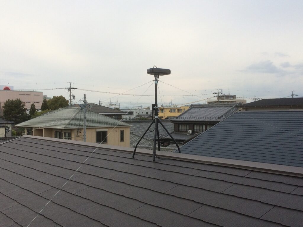屋根の上に小型デザインアンテナを設置