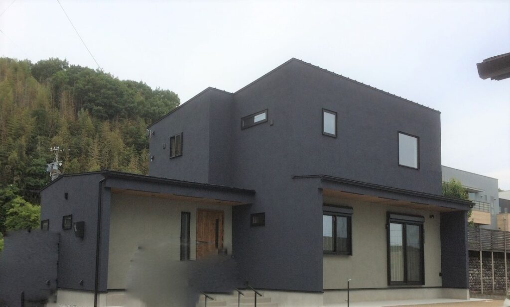 美濃加茂市の新築にスタイリッシュなブラックの平面アンテナを設置