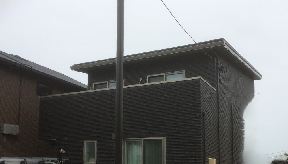 岡崎市の太陽光パネルがある新築でサイドベース金具を使った地上波デジタル放送アンテナ取付工事