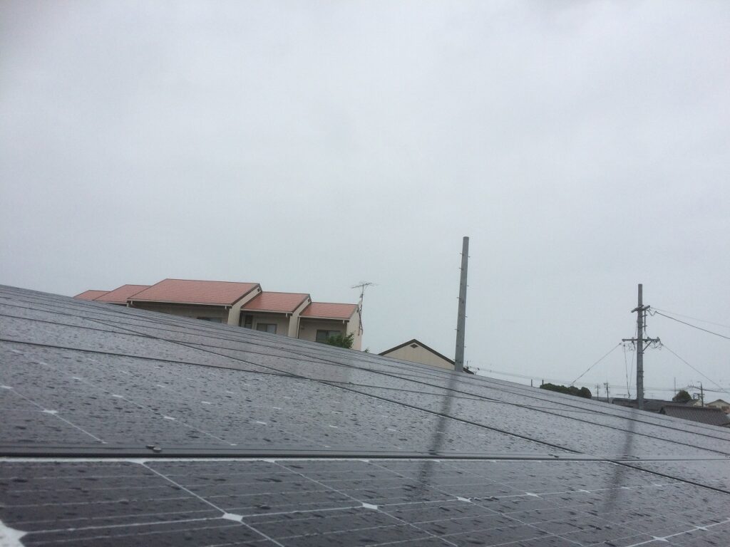 岡崎市の太陽光パネルがある新築でサイドベース金具を使った地上波デジタル放送アンテナ取付工事