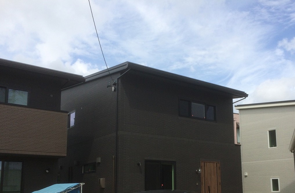 豊明市の黒い外壁新築住宅でブラック仕様の小型地デジアンテナ工事