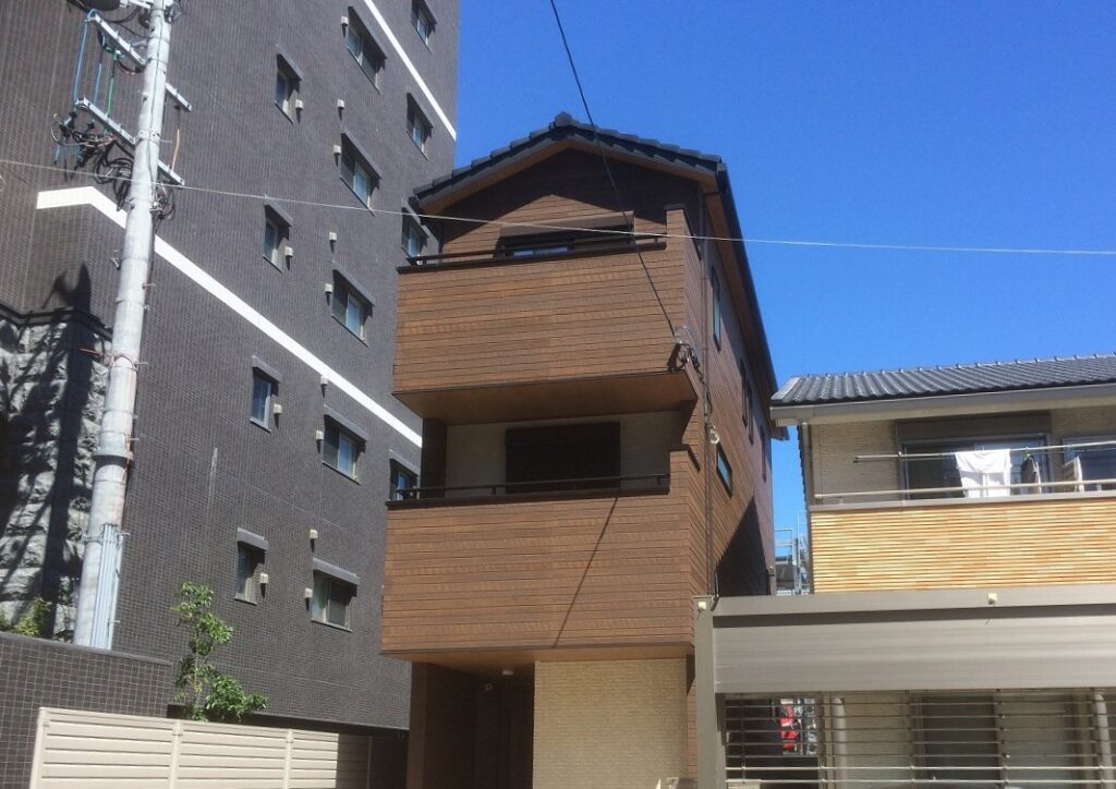 名古屋市東区の狭い屋根裏で新築3階建てアンテナ取付工事