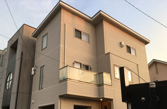 豊田市の光仕様3階建てタイル外壁新築にデザインアンテナ壁面取付工事