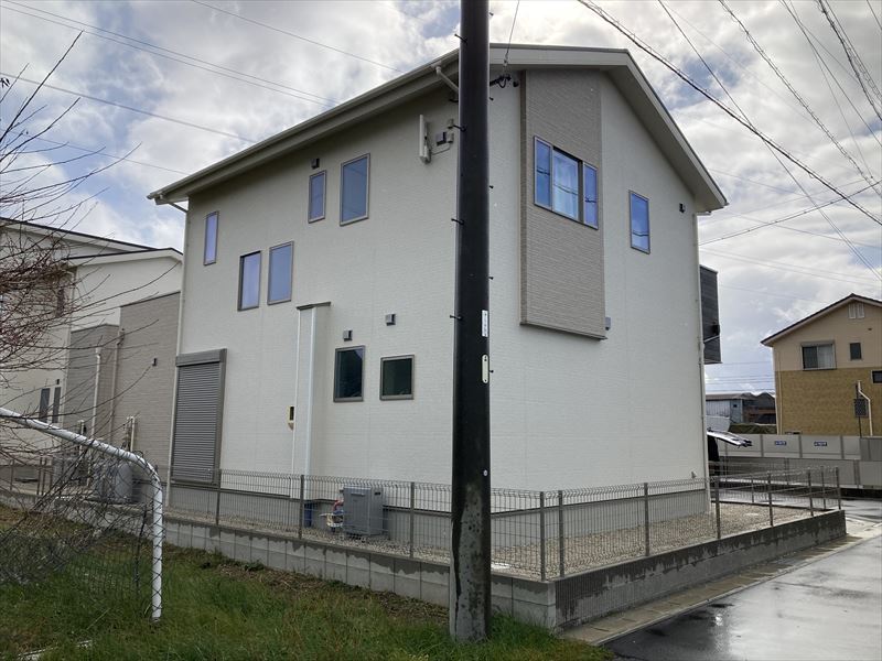 稲沢市の新築住宅に地デジ平面アンテナ壁面取り付け工事