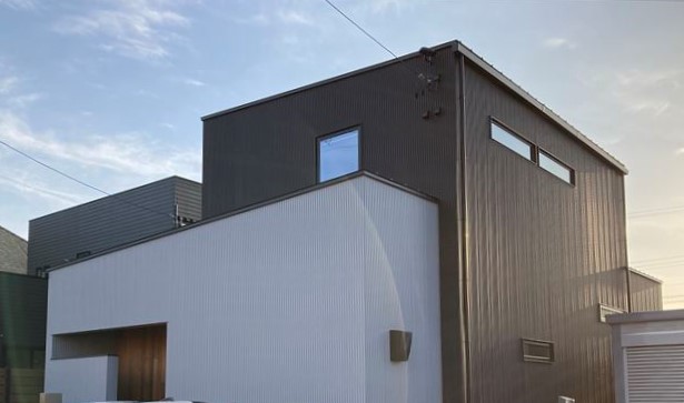西尾市のガルバリウム新築住宅に小型デザインアンテナ壁面取り付け工事