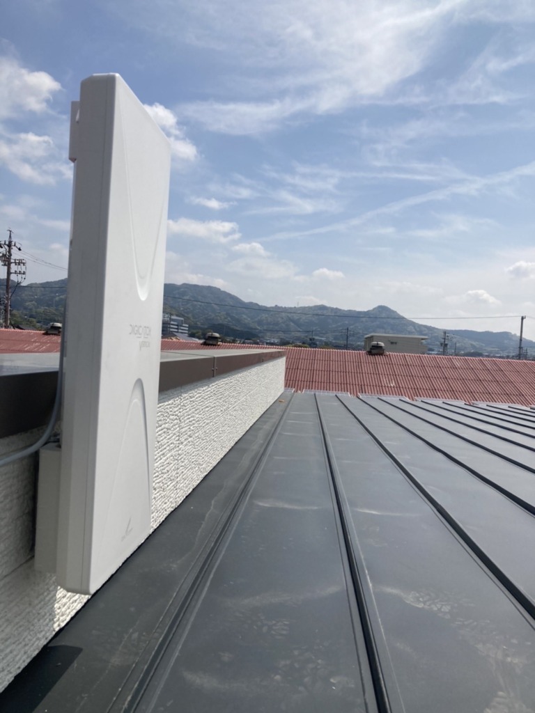 蒲郡市の新築で屋根上にデザインアンテナ壁面取り付け工事