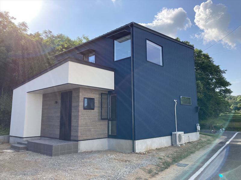 豊川市のガルバリウム外壁新築住宅にデザインアンテナ壁面取り付け工事