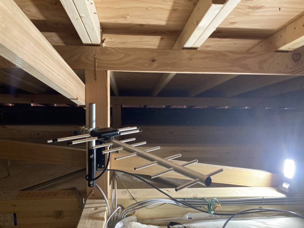 岡崎市の太陽光パネルがある新築での屋根裏地デジアンテナ取り付け工事