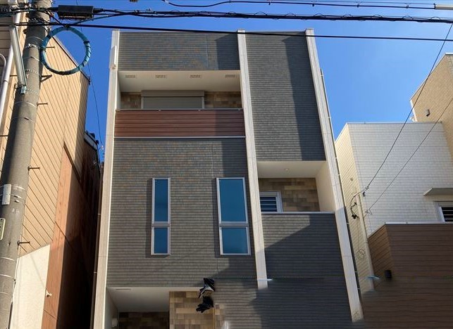 名古屋市南区の3階建て新築に壁面デザインアンテナ取り付け工事