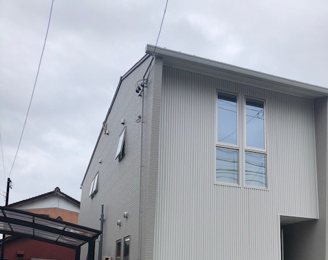 岩倉市の太陽光パネルがある新築での小型デザインアンテナ取り付け工事
