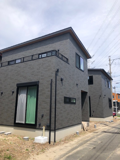 笠松町の新築で建物に合わせたブラック仕様のデザインアンテナ壁面取り付け工事