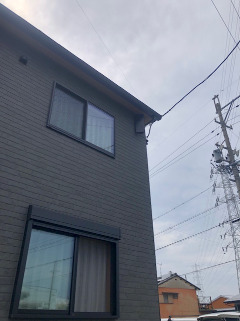 笠松町の新築で建物に合わせたブラック仕様のデザインアンテナ壁面取り付け工事