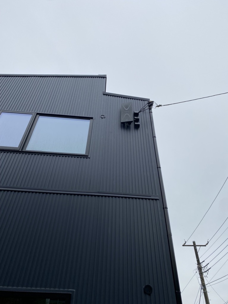 横浜市緑区のガルバリウム新築住宅にデザインアンテナ壁面取り付け工事