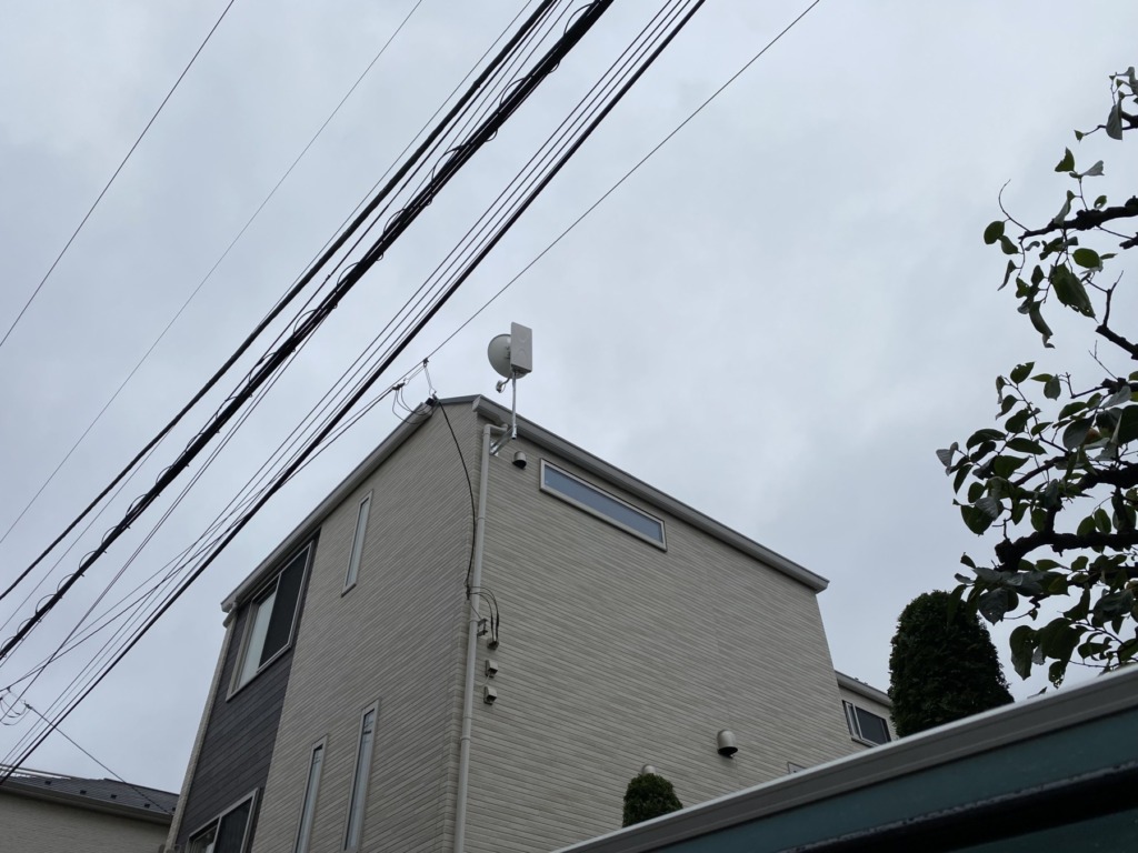 横浜市西区の3階建て新築に4K8K対応BSと地上波デザインアンテナ取り付け工事