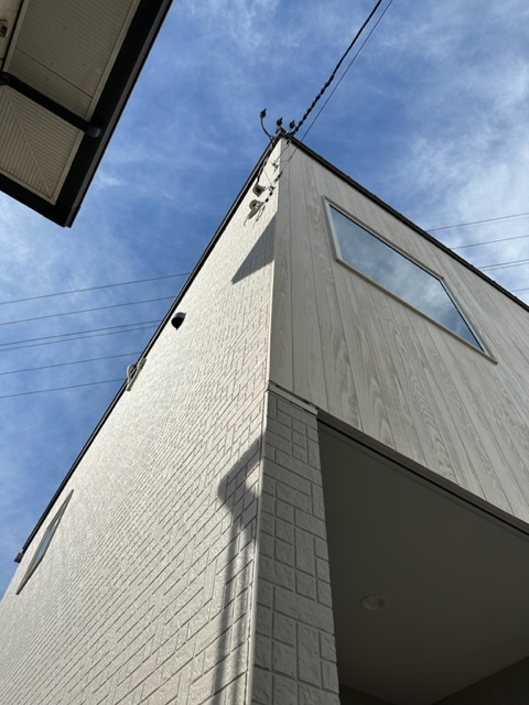 大治町の新築で、可愛らしい小型デザインアンテナ壁面取り付け工事