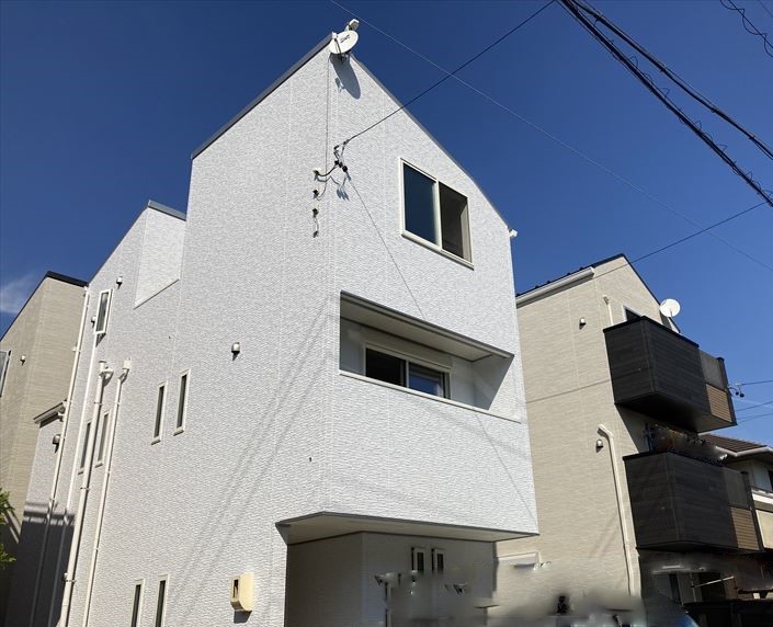 名古屋市千種区の3階建て住宅にBSと小型デザインアンテナ壁面取り付け工事