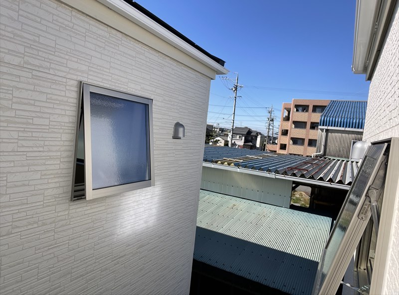 岡崎市大平町の新築で僅かな空間を利用したデザインアンテナ壁面取り付け工事