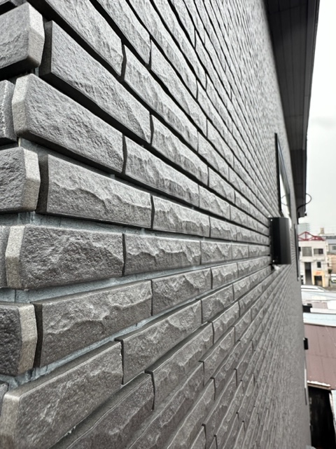 名古屋市北区杉村のタイル外壁3階建て新築に小型デザインアンテナ壁面取り付け工事