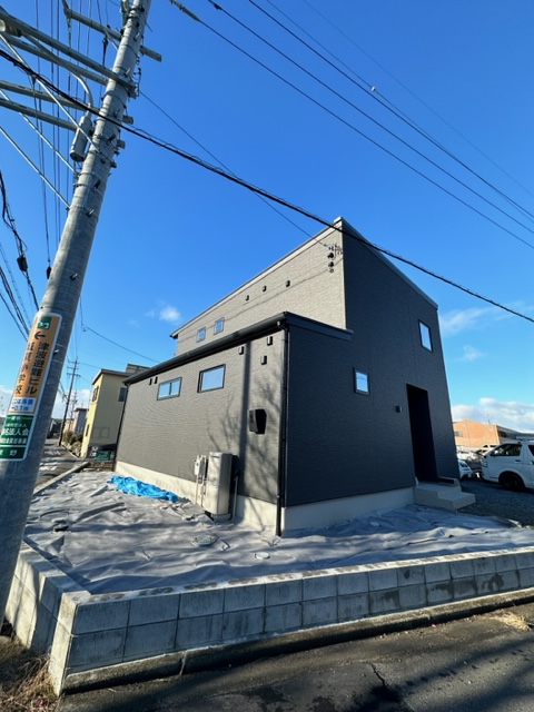 桑名市東野の新築住宅で小型デザインアンテナ壁面取り付け工事