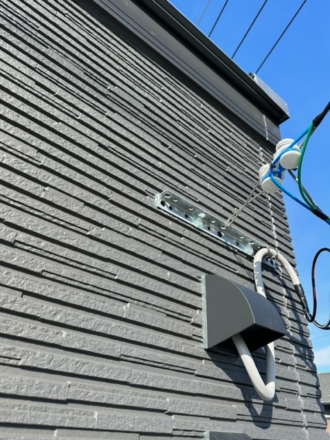 桑名市東野の新築住宅で小型デザインアンテナ壁面取り付け工事