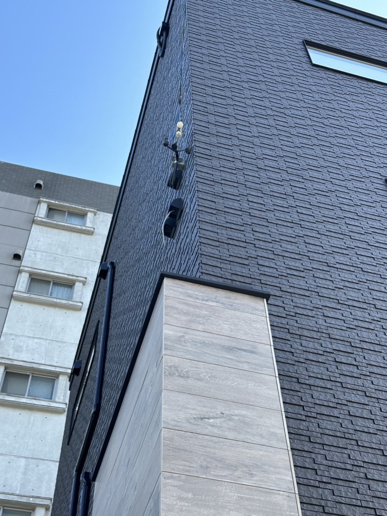 春日井市乙輪町のタイル外壁3階建て新築でのデザインアンテナ工事