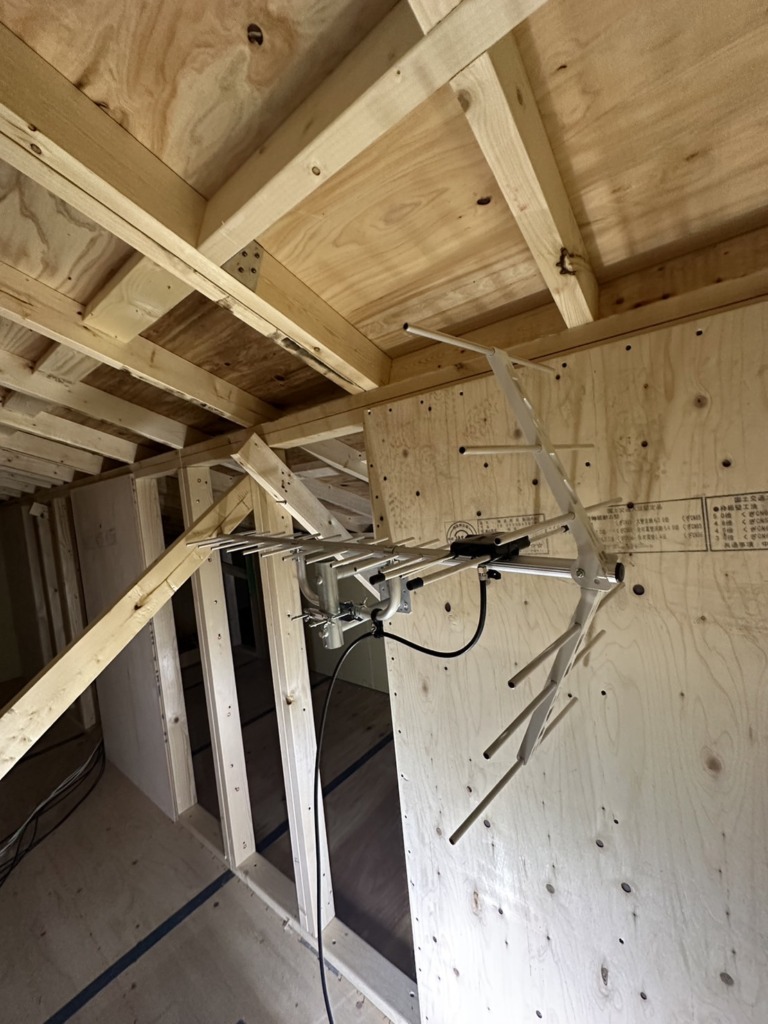 羽曳野市島泉の平屋新築で台風でも安心の屋根裏アンテナ工事