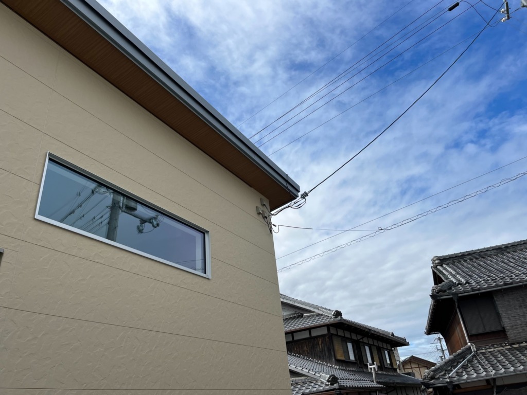守山市服部町の太陽光パネルがある光仕様の平屋新築での小型デザインアンテナ工事