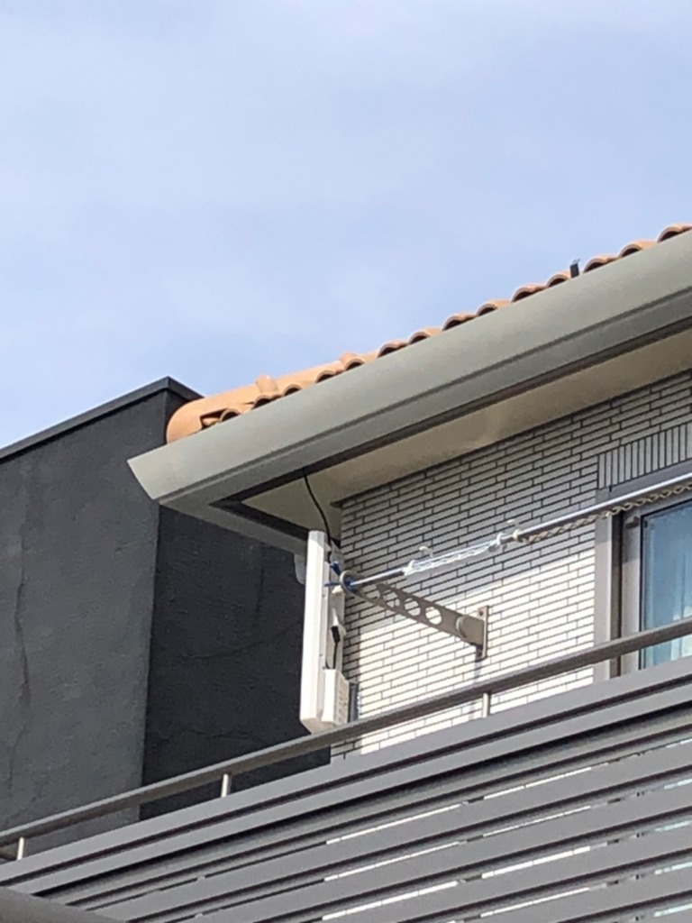 沼津市東椎路のタイル外壁光仕様の住宅で光テレビからデザインアンテナへの切り替え工事