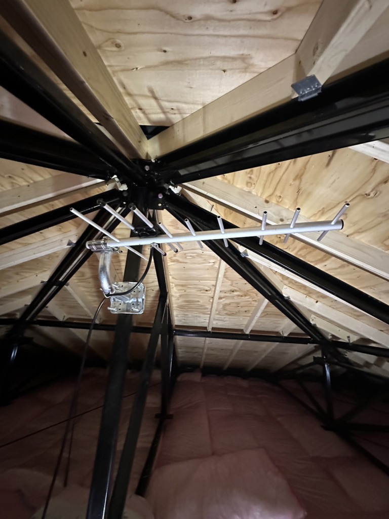 小牧市小松寺の太陽光パネルがある新築で台風でも安心の屋根裏アンテナ工事