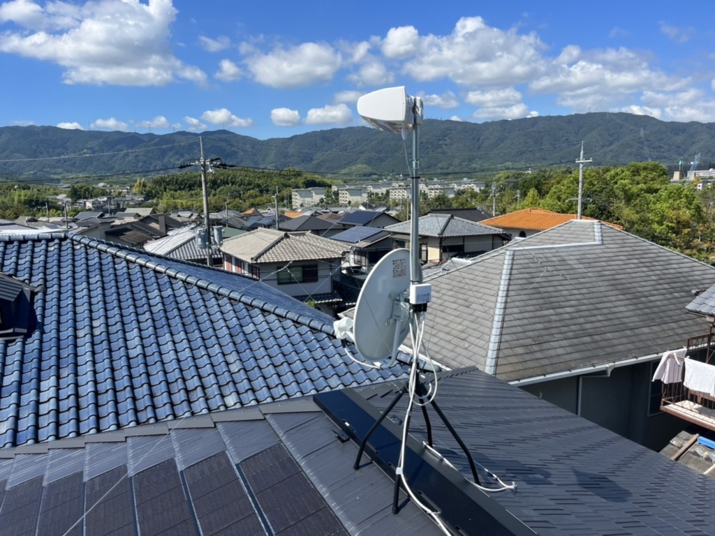 京都市西京区大枝南福西町の太陽光パネルがある新築での屋根上アンテナ工事