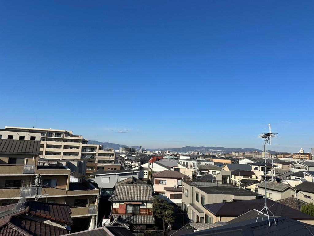 豊中市末広町の3階建て新築で電波的に厳しい環境下での高所作業車を使っての八木式屋根馬アンテナ工事