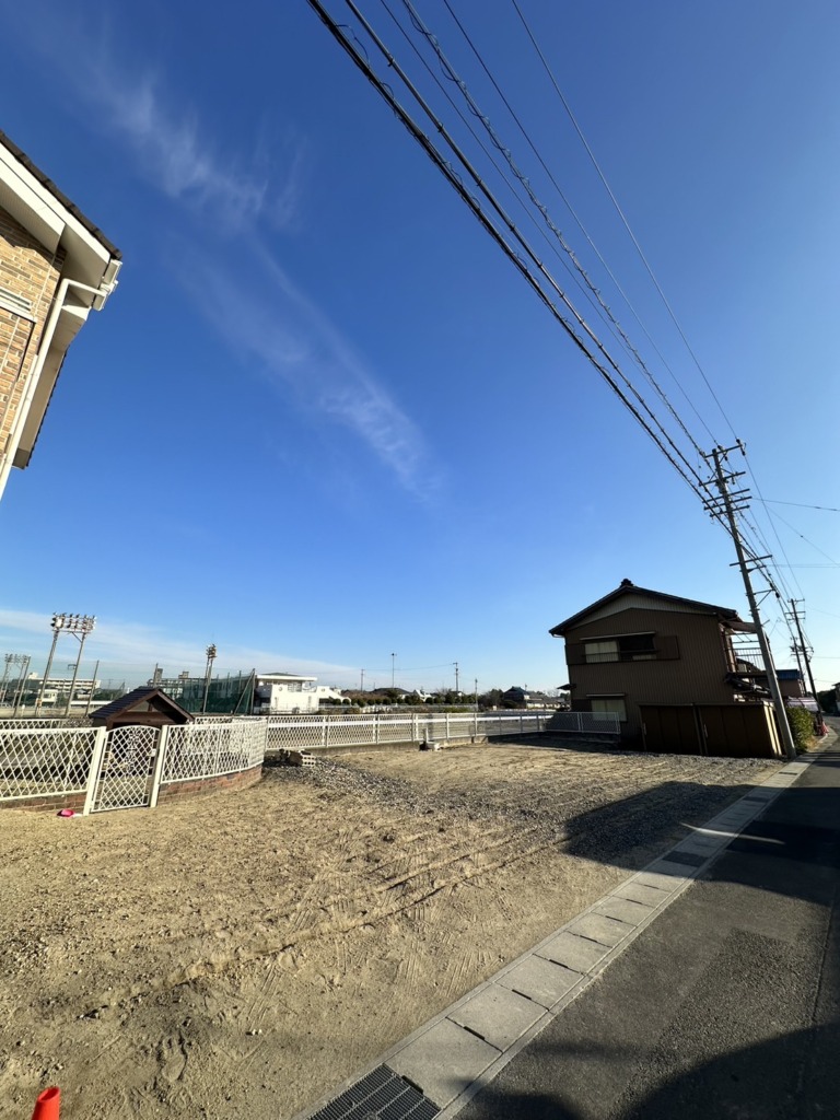 弥富市中山町の太陽光パネルがある平屋住宅で当店一番人気の屋根裏アンテナ工事