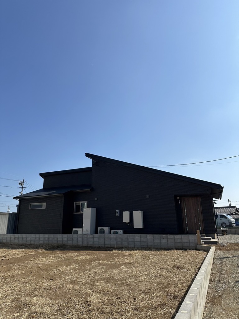 豊川市久保町の太陽光パネルがあるタイル外壁の平屋新築でのBSと小型デザインアンテナ工事