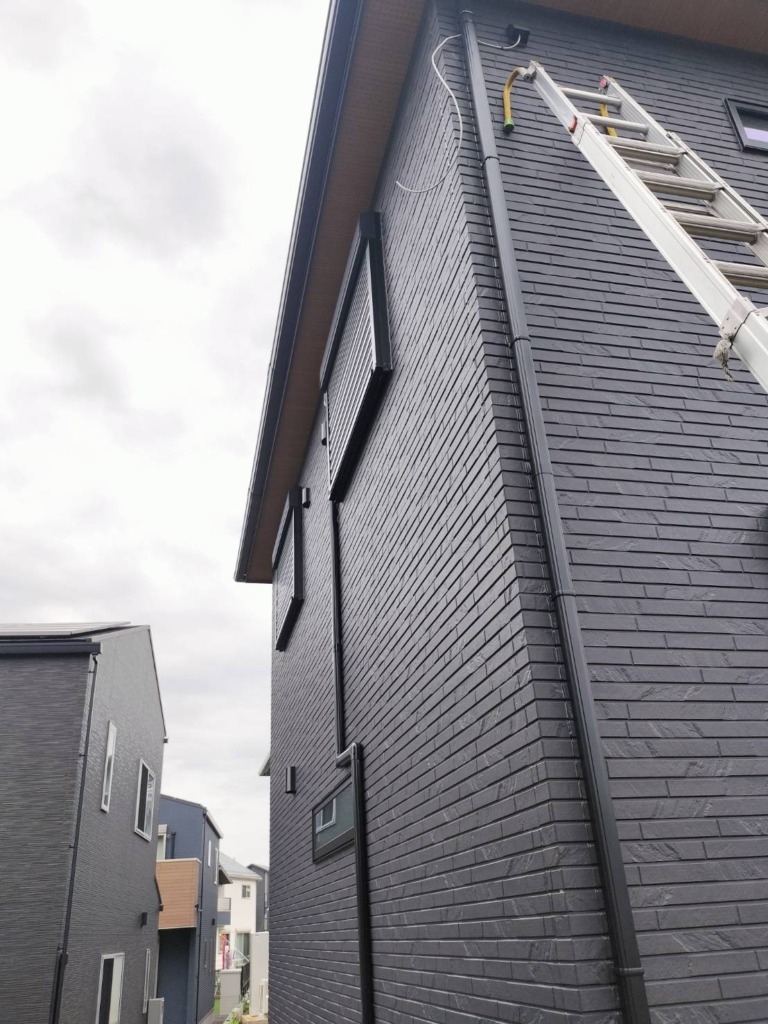 四街道市吉岡の新築でオシャレなブラック仕様のデザインアンテナ壁面工事