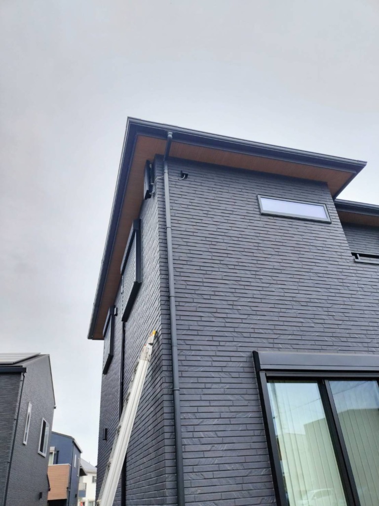 四街道市吉岡の新築でオシャレなブラック仕様のデザインアンテナ壁面工事
