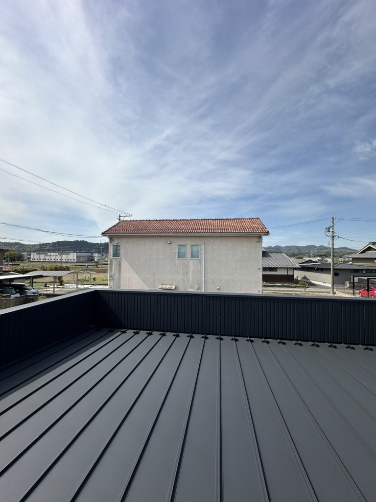 美濃加茂市加茂野町の光仕様の平屋新築での小型デザインアンテナ壁面工事