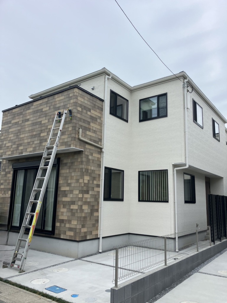 春日部市南中曽根の新築にお洒落なデザインアンテナ壁面取り付け工事