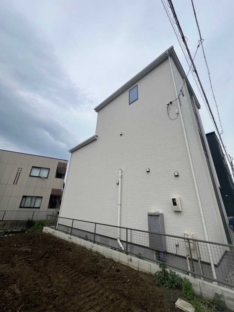 名古屋市中村区下米野町の3階建て新築にデザインアンテナ壁面工事
