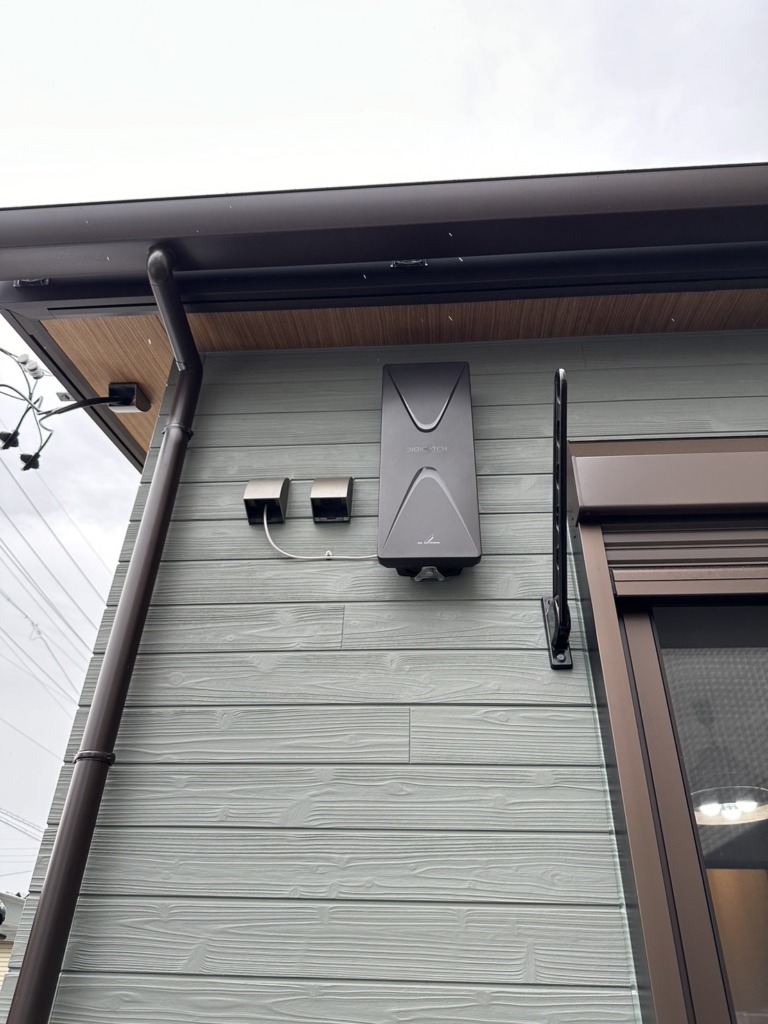 扶桑町高木の光仕様の新築平屋住宅でデザインアンテナ壁面工事