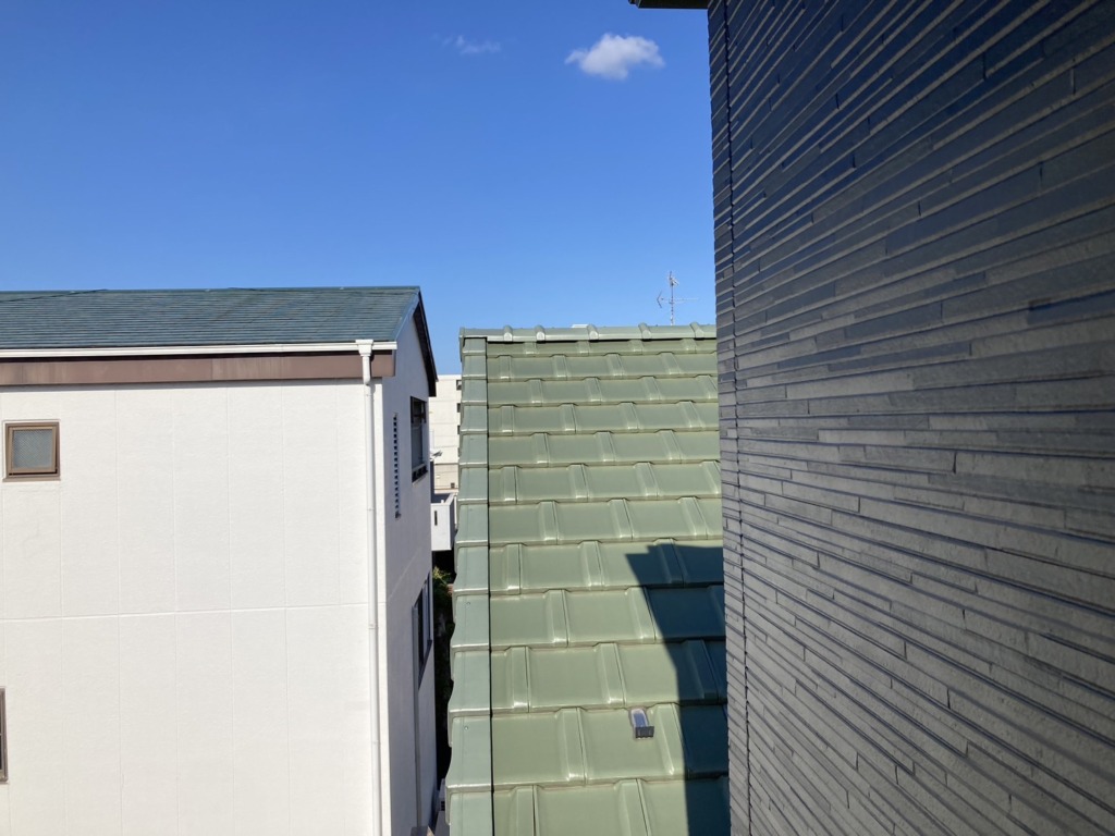 春日井市勝川町の新築3階建て住宅の屋根裏に地上波デジタル放送テレビアンテナ工事