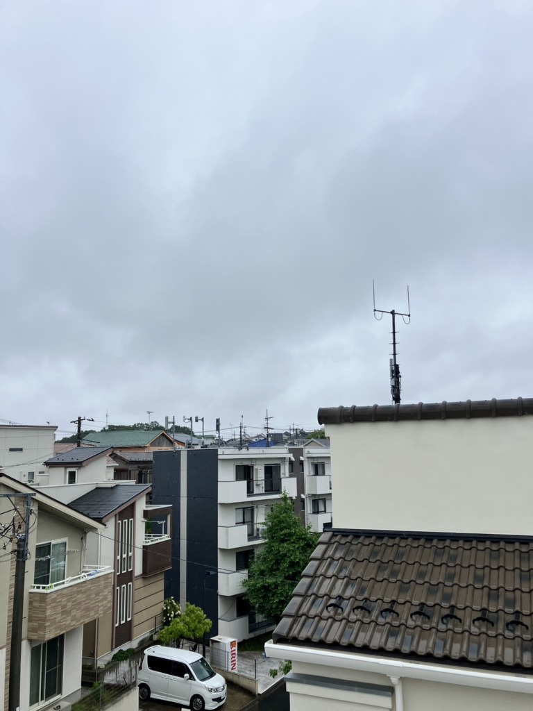 川崎市多摩区生田の珪藻土外壁の新築にオシャレな平面アンテナ壁面取り付け工事