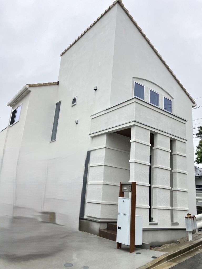 川崎市多摩区生田の珪藻土外壁の新築にオシャレな平面アンテナ壁面取り付け工事