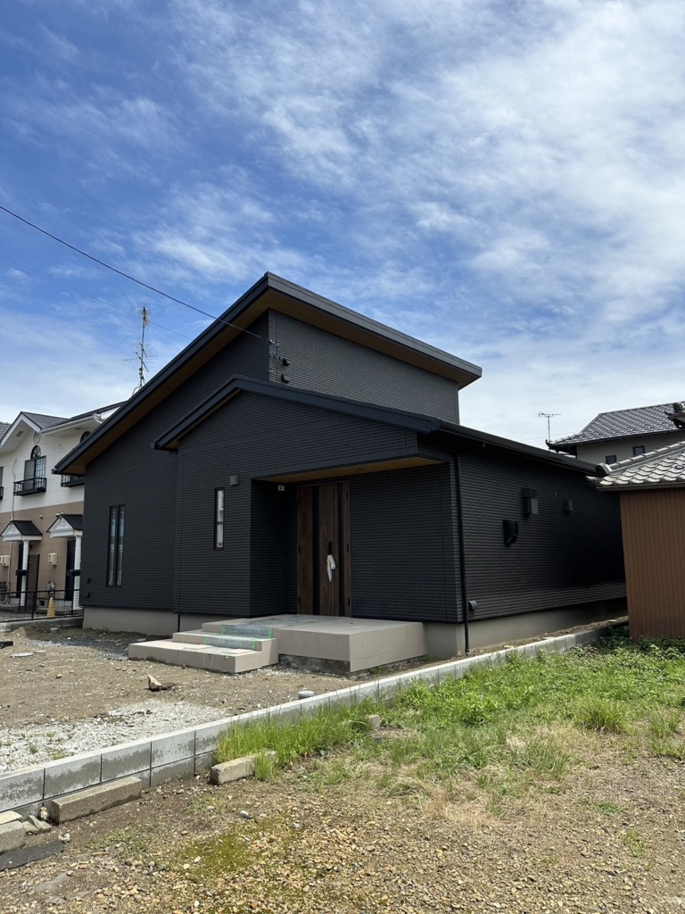 稲沢市稲葉の平屋新築でのデザインアンテナサイドベース工事