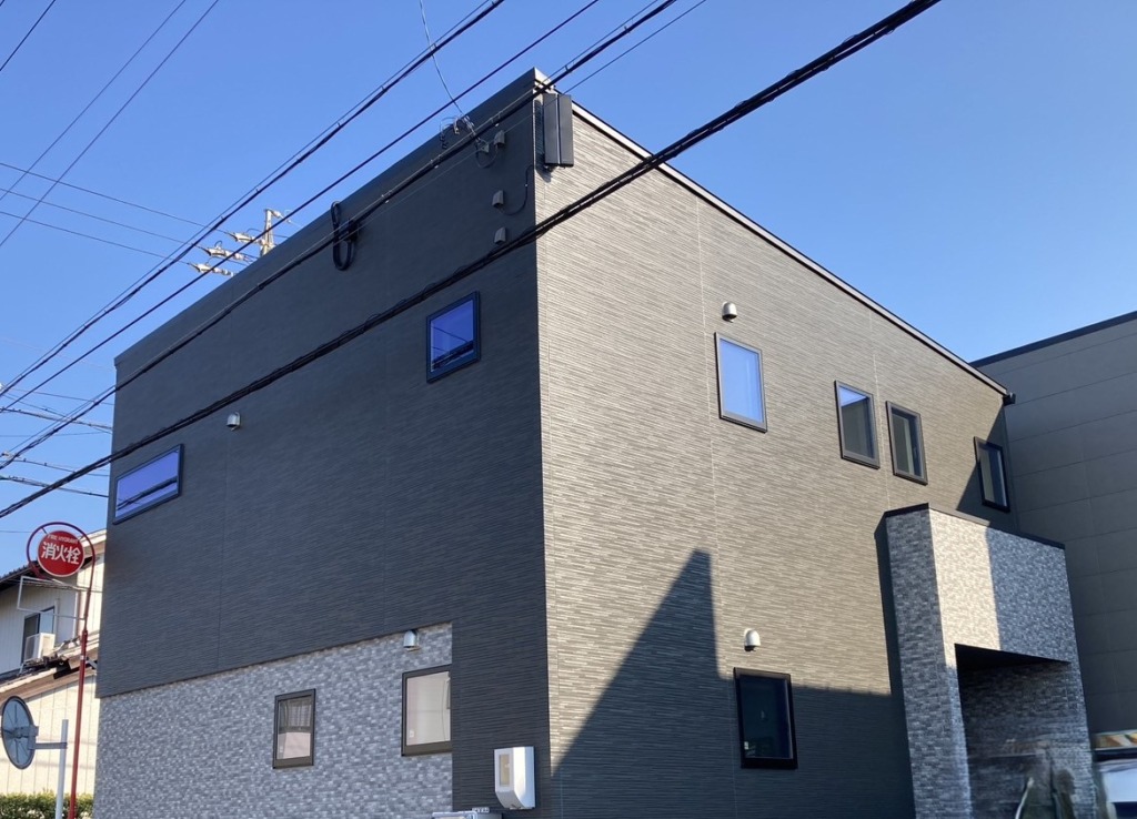 岡崎市矢作町の新築にブラック仕様のデザインアンテナ壁面工事