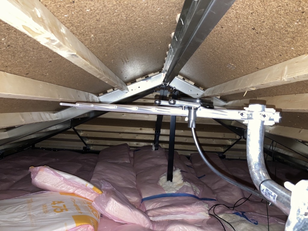 岡崎市洞町の太陽光パネルがある軽量鉄骨造新築での屋根裏アンテナ工事