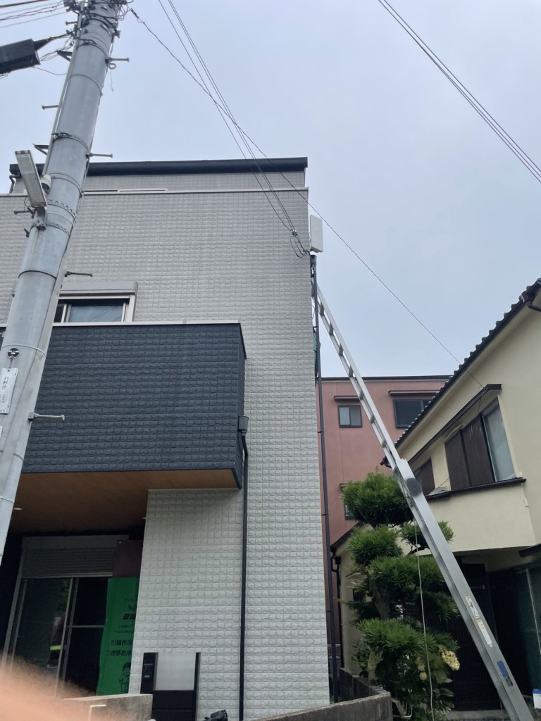 枚方市村野東町の3階建て新築に地上波デジタル放送デザインアンテナ壁面工事