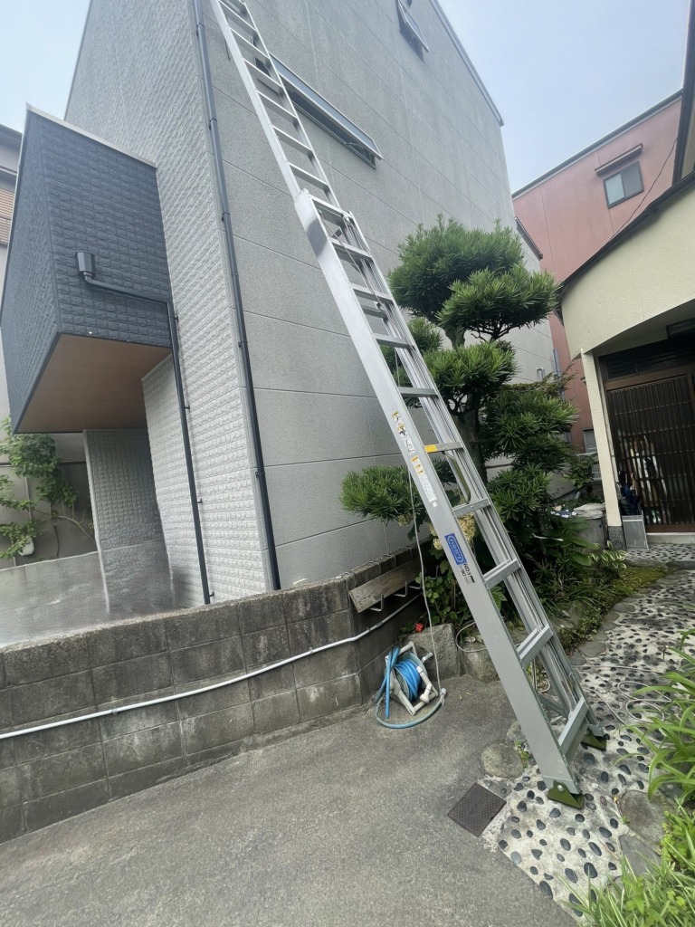 枚方市村野東町の3階建て新築に地上波デジタル放送デザインアンテナ壁面工事