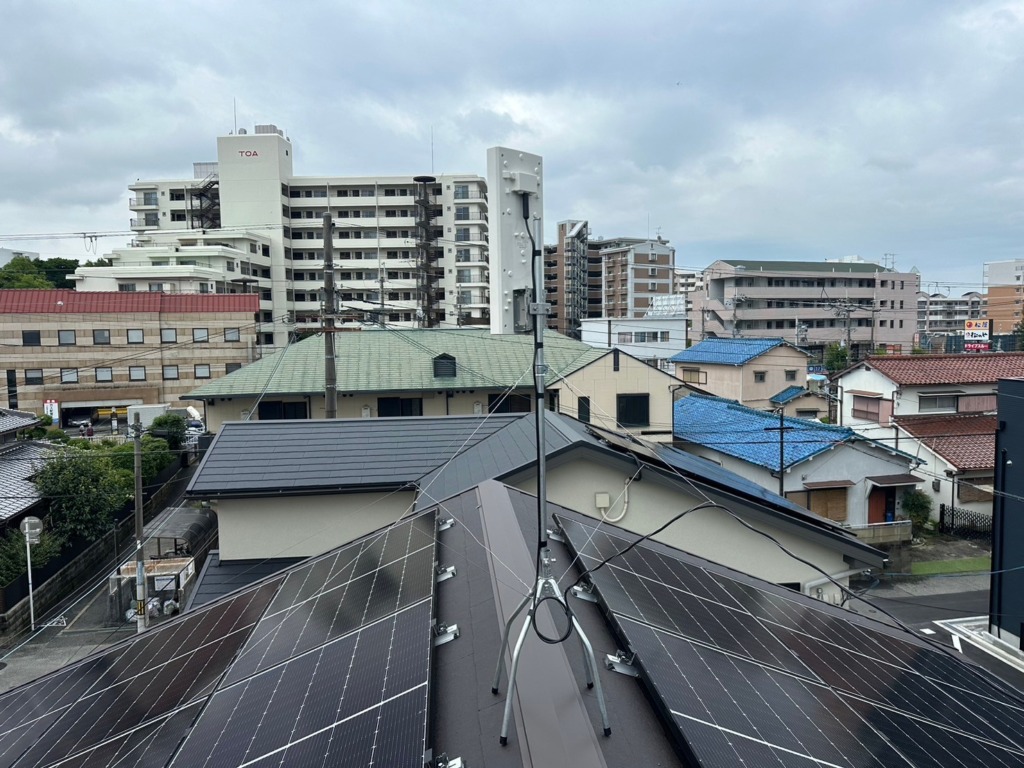 豊中市熊野町の太陽光パネルがある新築にデザインアンテナ屋根馬工事